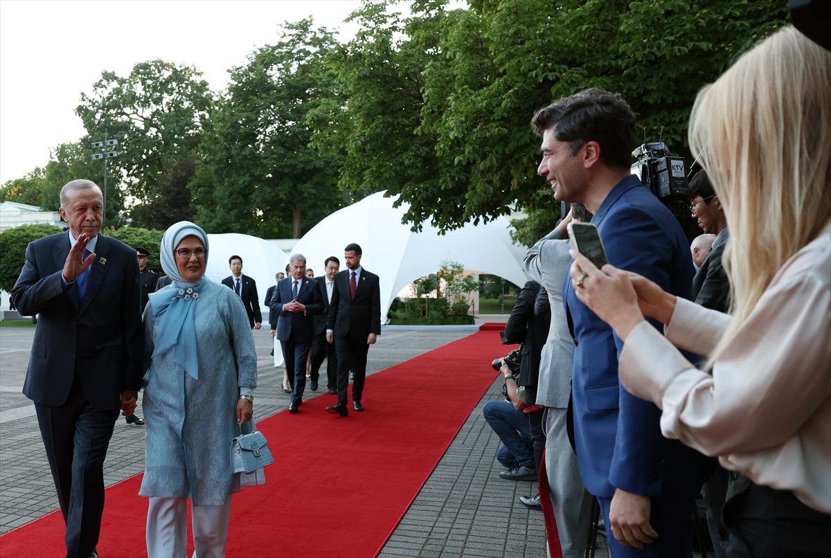 NATO Zirvesi'nde liderler ve eşleri yemekte buluştu