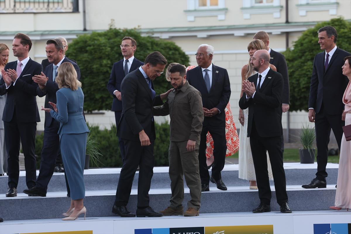 NATO Zirvesi'nde liderler ve eşleri yemekte buluştu