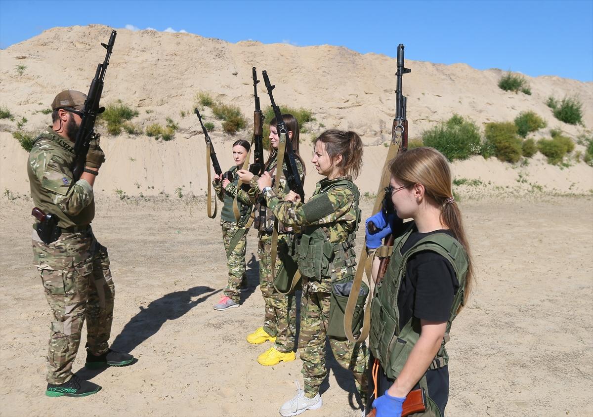 Ukraynalı kadın askerler tatbikatta