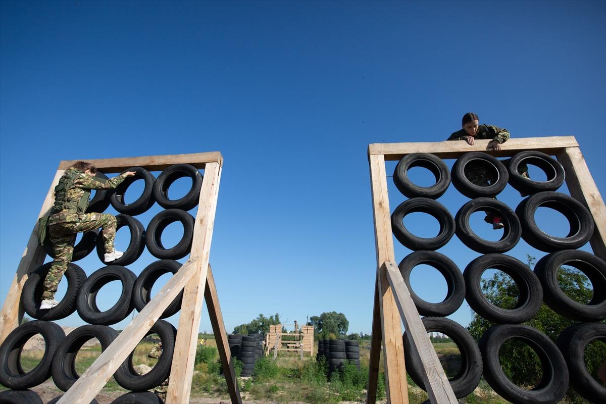 Ukraynalı kadın askerler tatbikatta