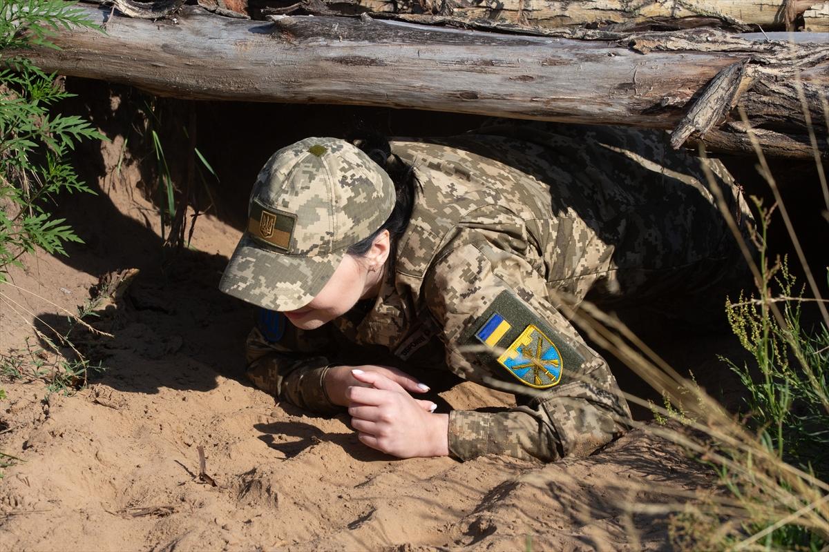 Ukraynalı kadın askerler tatbikatta