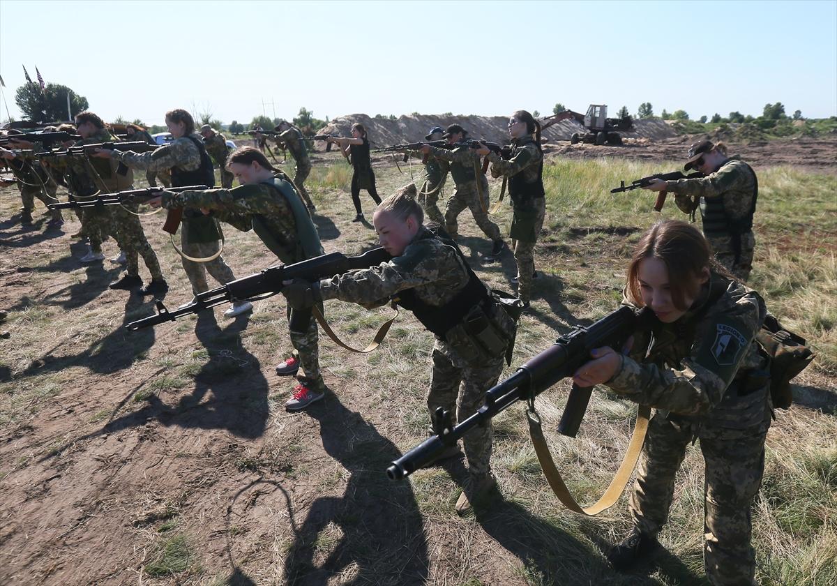 Ukraynalı kadın askerler tatbikatta