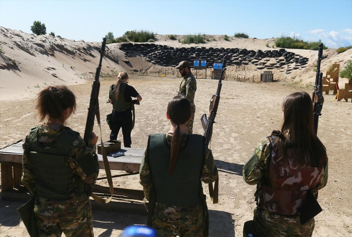 Ukraynalı kadın askerler tatbikatta