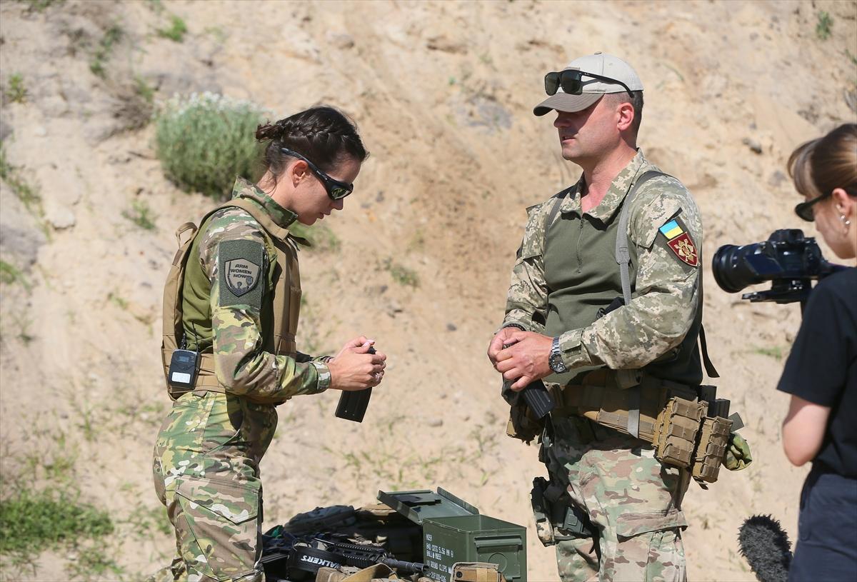 Ukraynalı kadın askerler tatbikatta