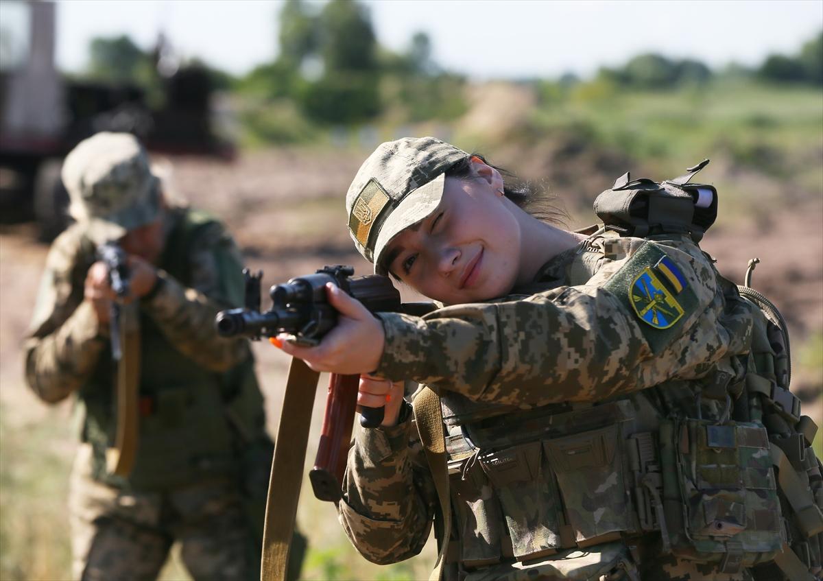 Ukraynalı kadın askerler tatbikatta