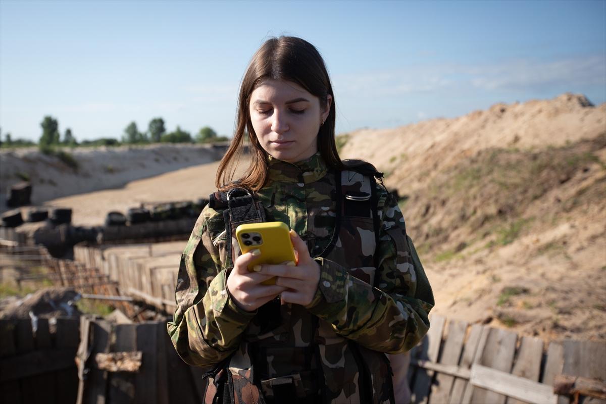 Ukraynalı kadın askerler tatbikatta
