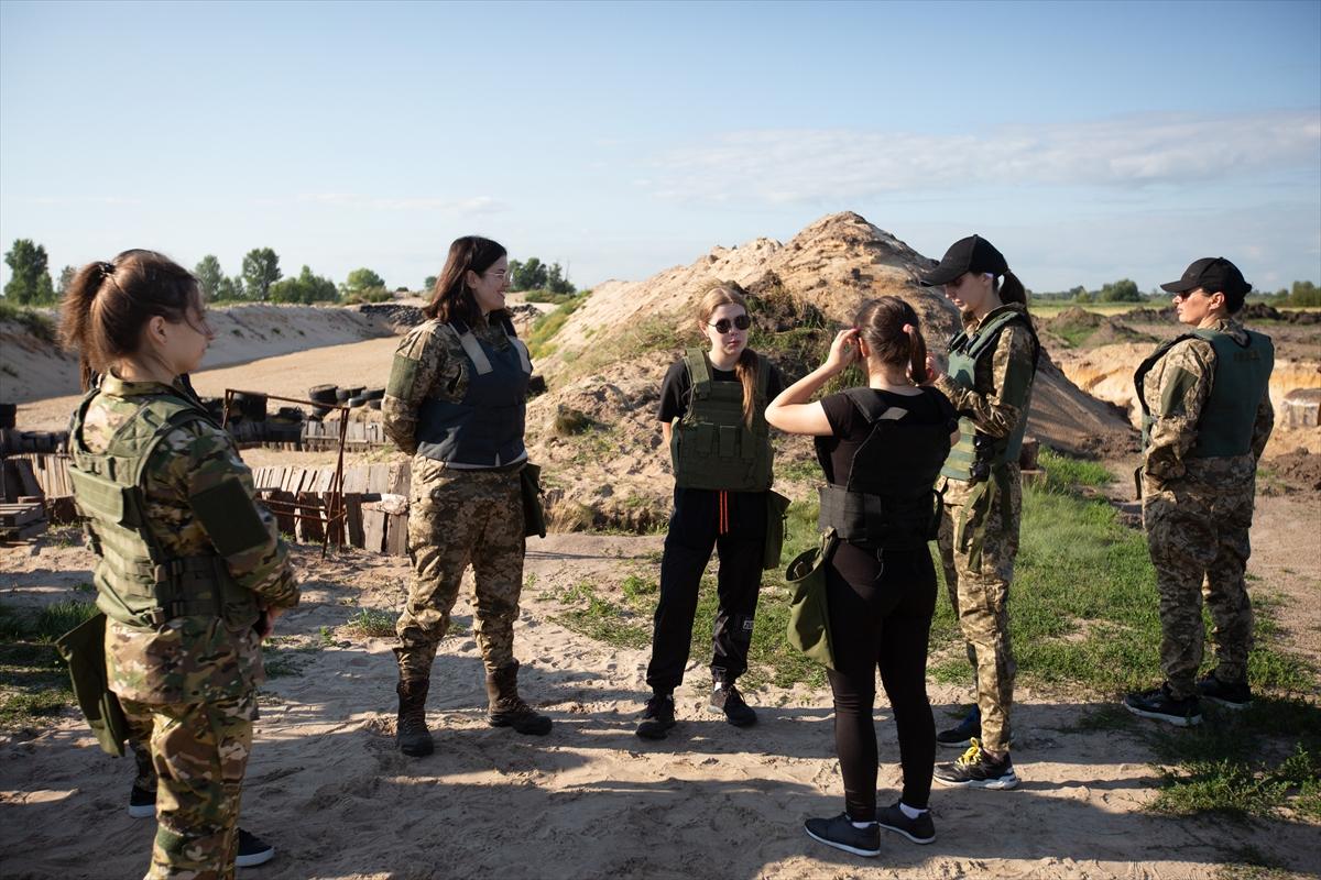 Ukraynalı kadın askerler tatbikatta