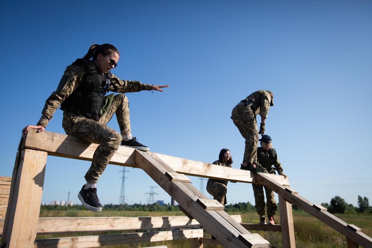 Ukraynalı kadın askerler tatbikatta