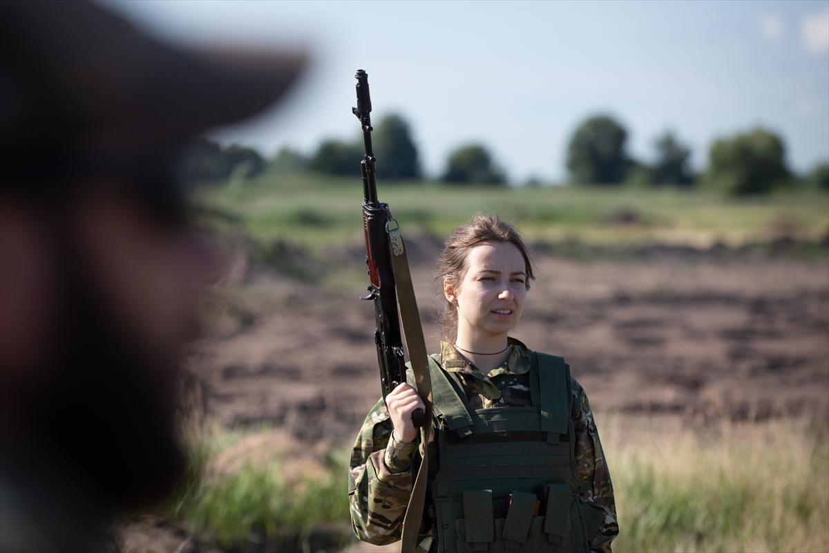 Ukraynalı kadın askerler tatbikatta