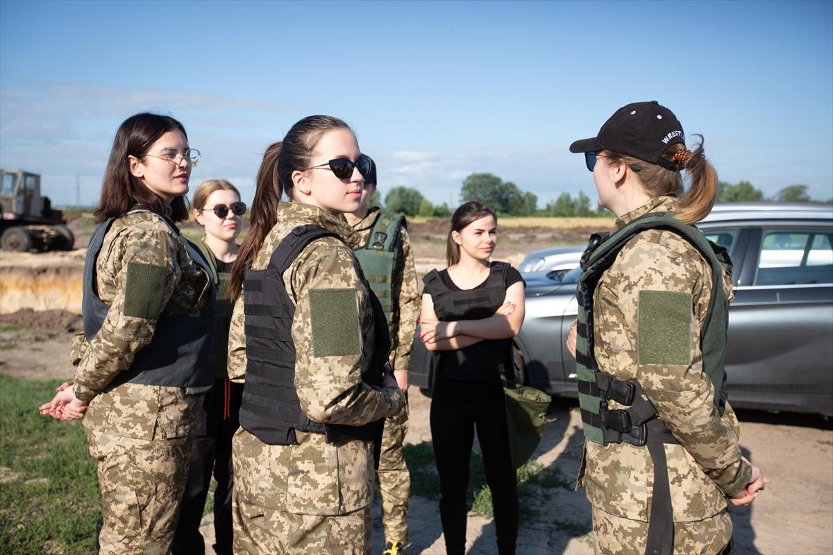 Ukraynalı kadın askerler tatbikatta