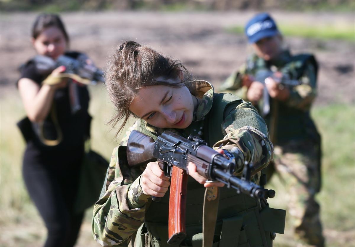 Ukraynalı kadın askerler tatbikatta