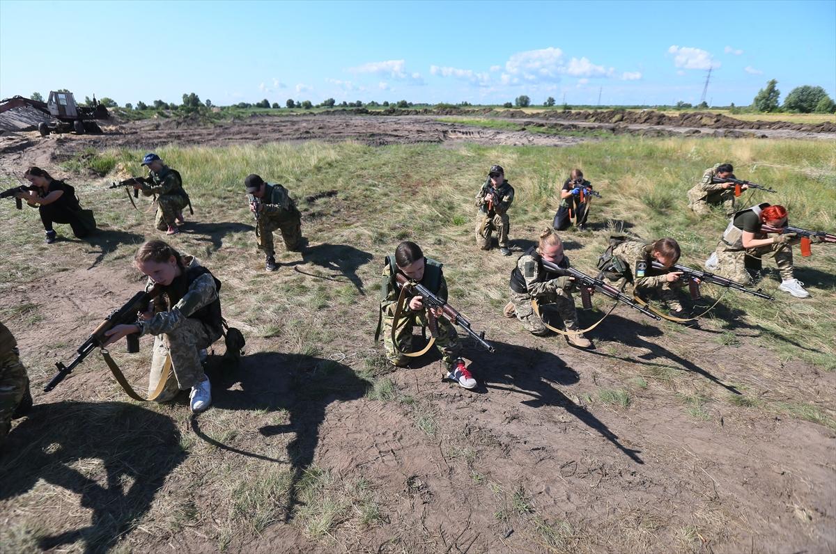 Ukraynalı kadın askerler tatbikatta