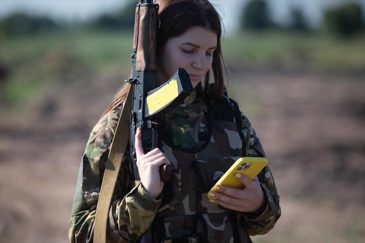 Ukraynalı kadın askerler tatbikatta