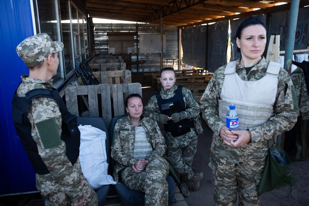 Ukraynalı kadın askerler tatbikatta