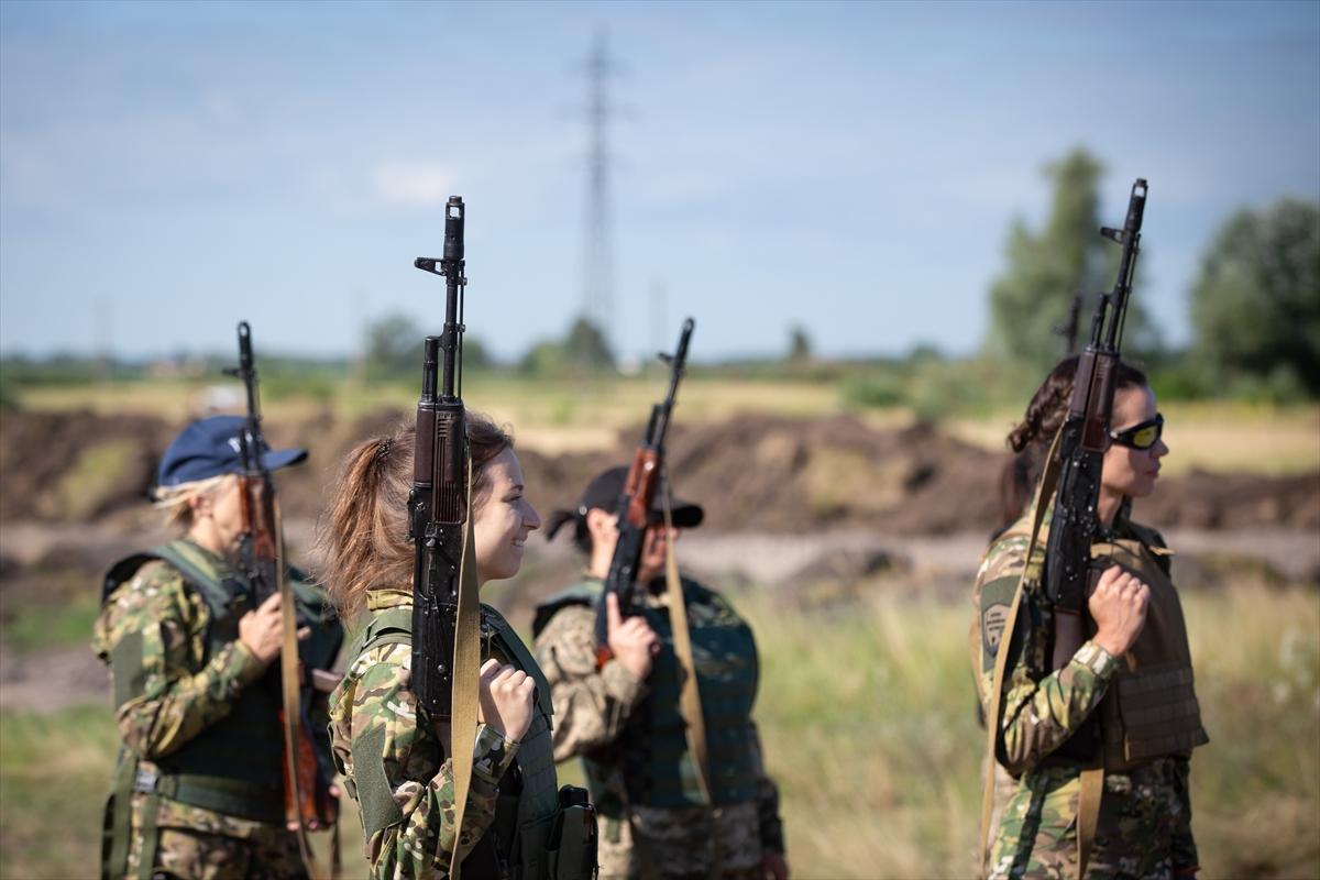Ukraynalı kadın askerler tatbikatta