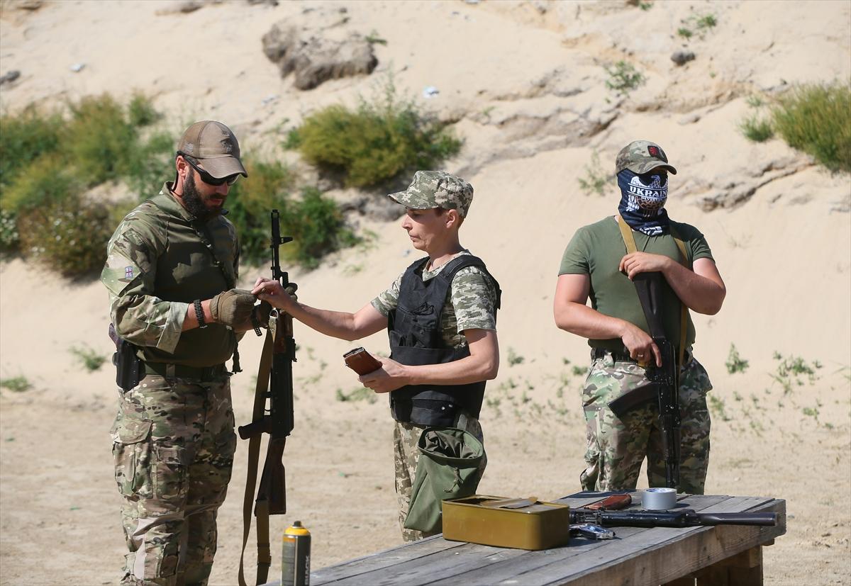 Ukraynalı kadın askerler tatbikatta