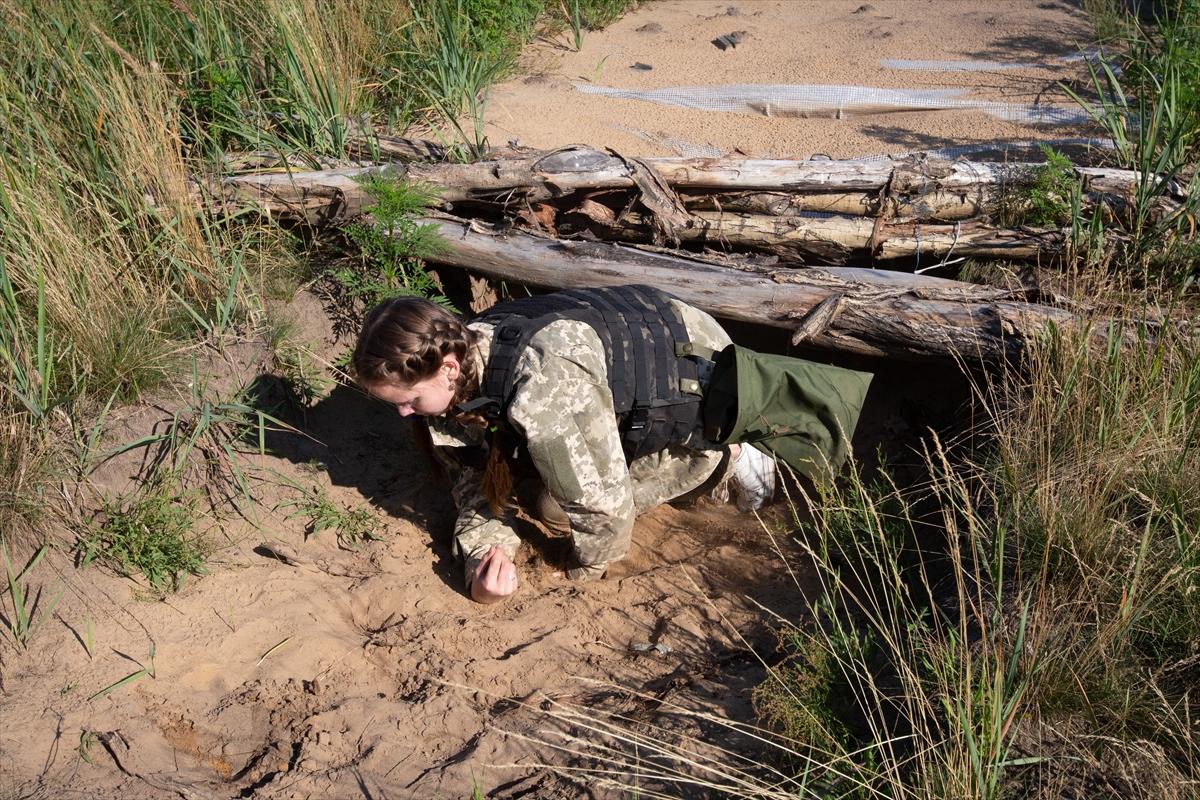 Ukraynalı kadın askerler tatbikatta