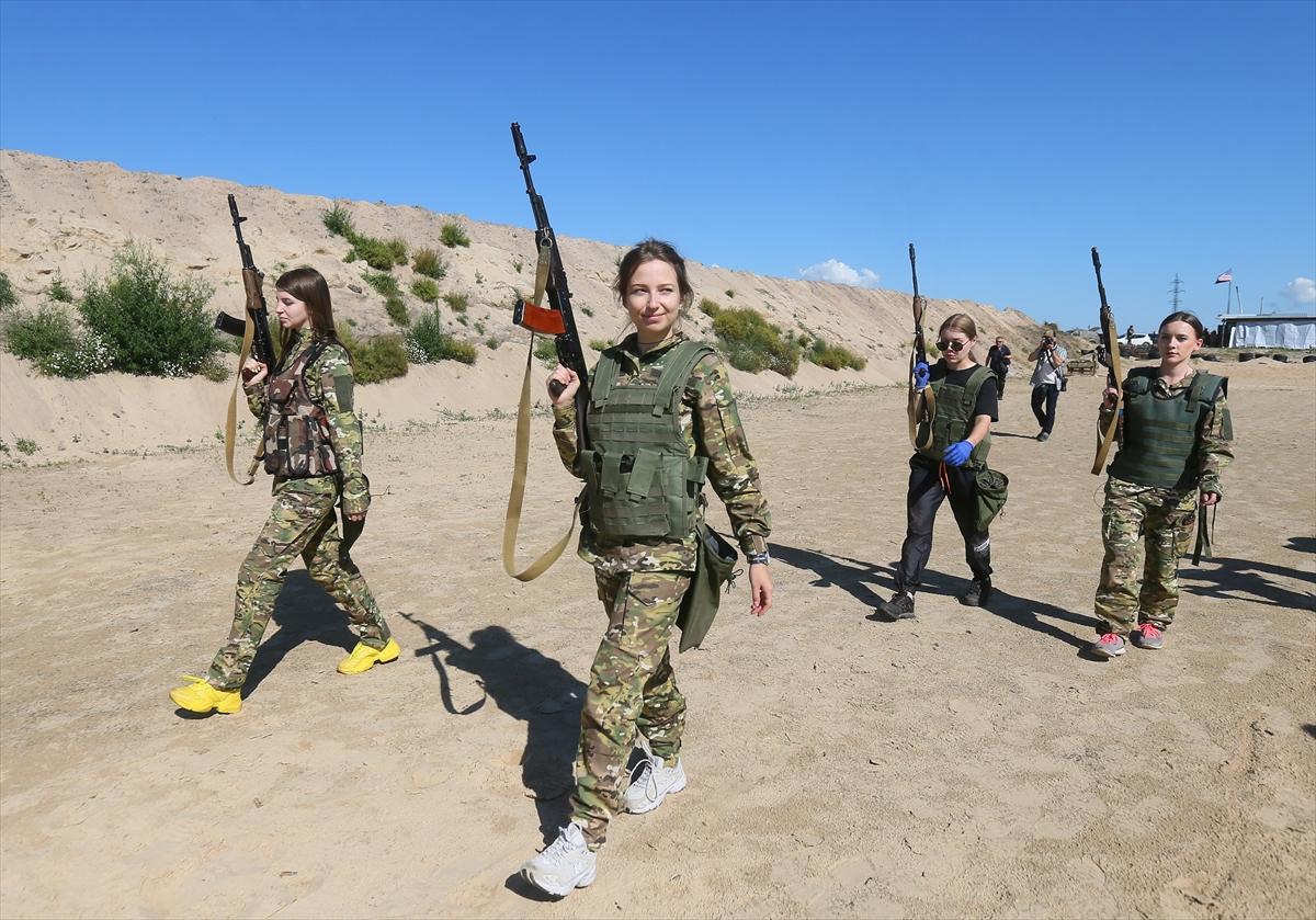 Ukraynalı kadın askerler tatbikatta