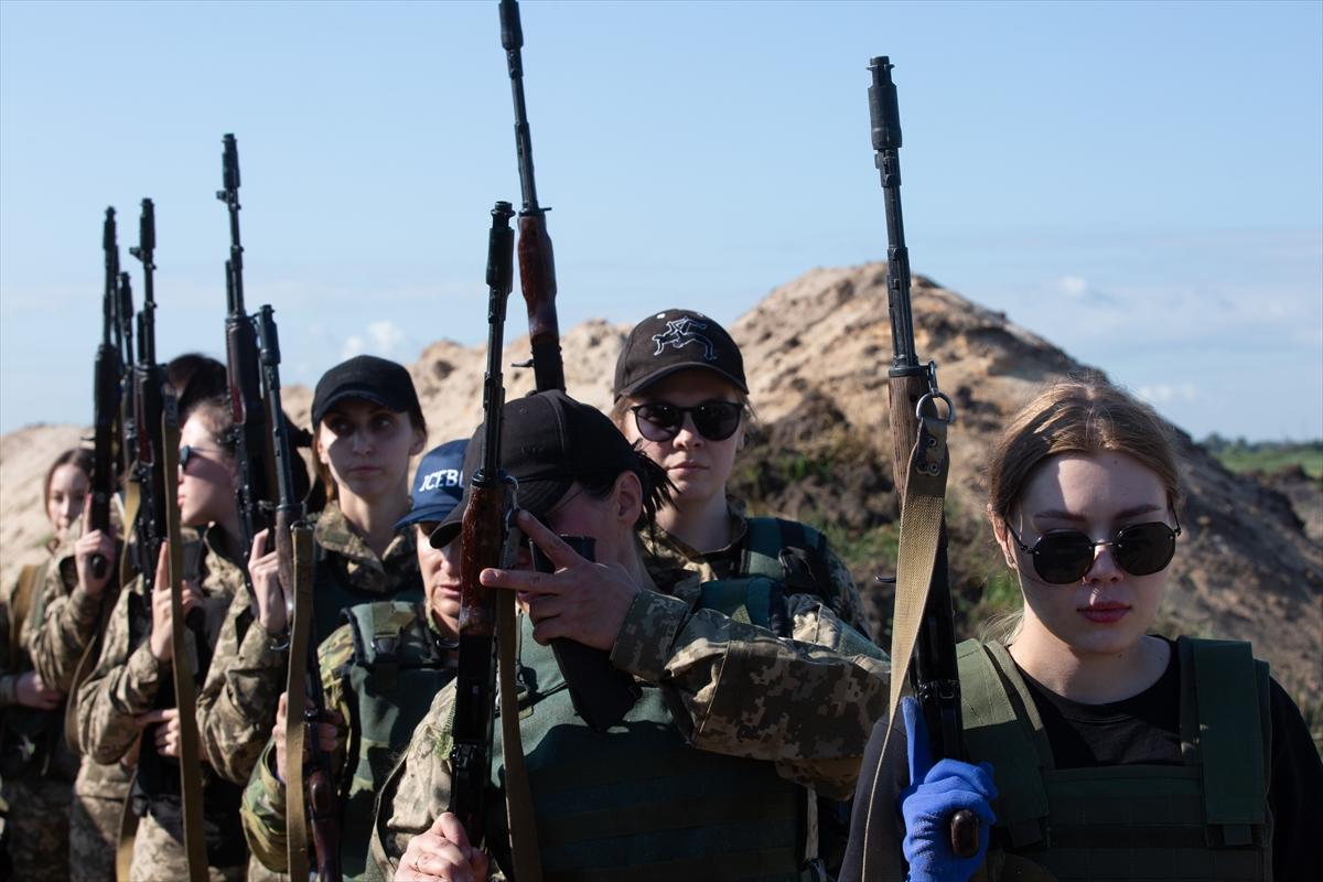 Ukraynalı kadın askerler tatbikatta