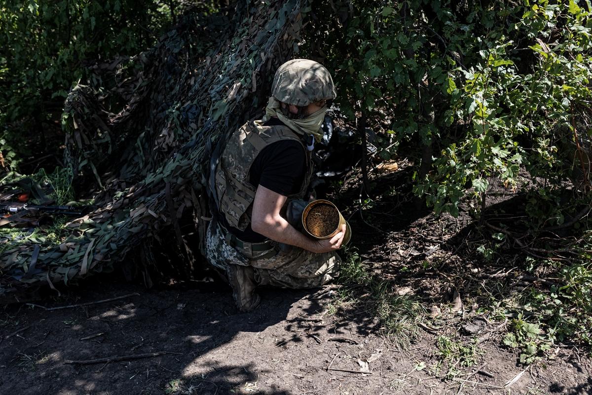 Ukraynalı askerlerin düşman tehditine karşı hazırlıkları devam ediyor