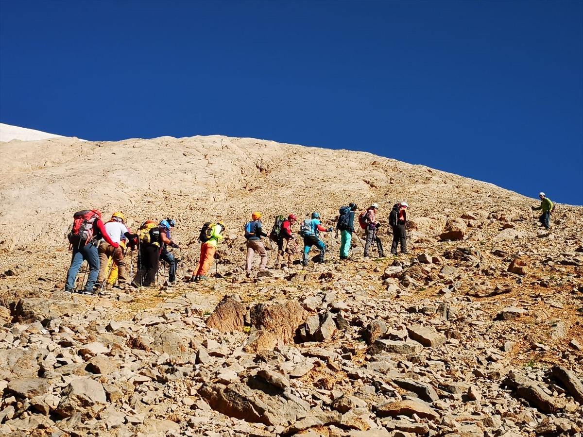 Dağcılar Hakkari'de zirveye çıktı