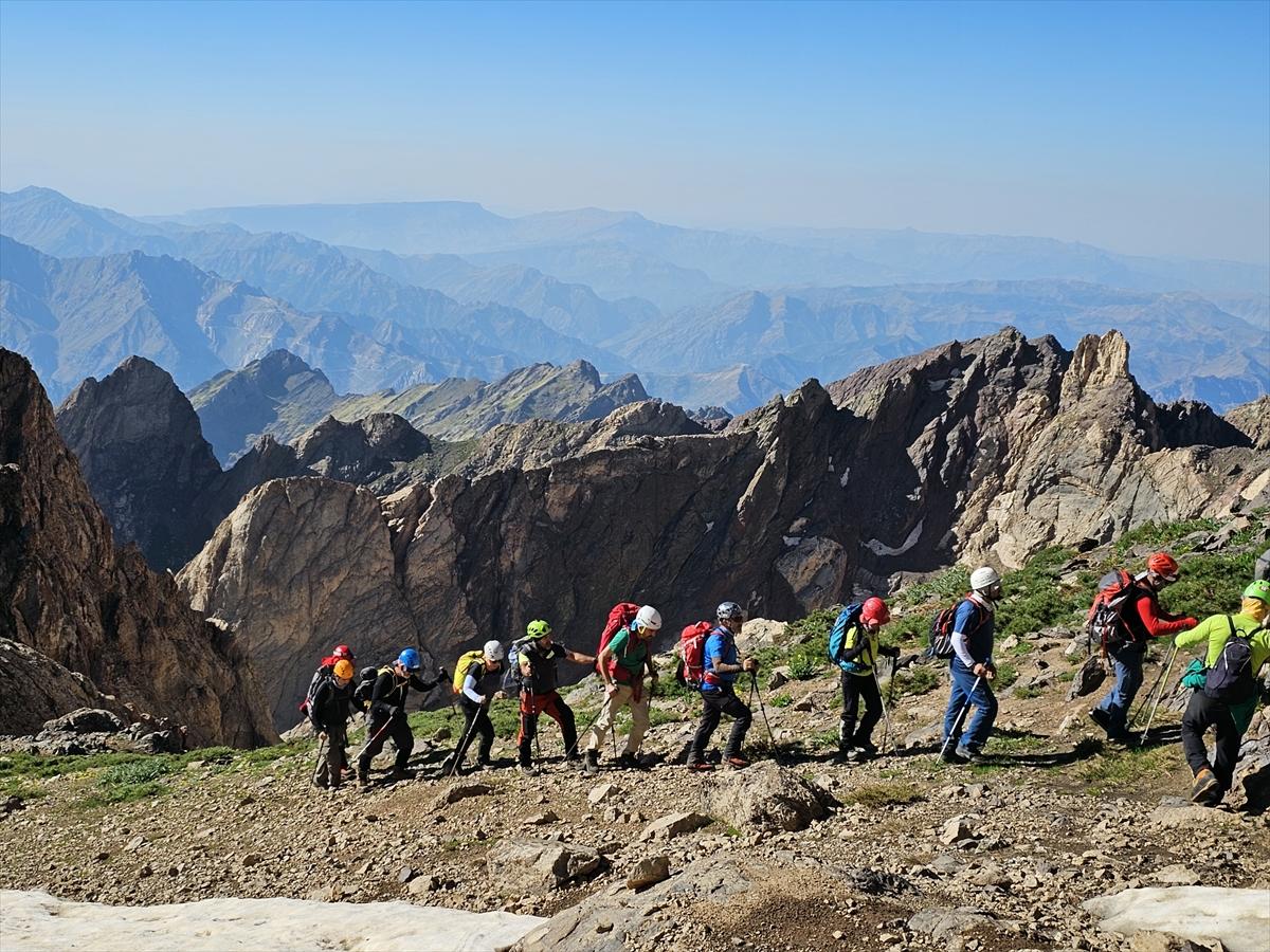 Dağcılar Hakkari'de zirveye çıktı