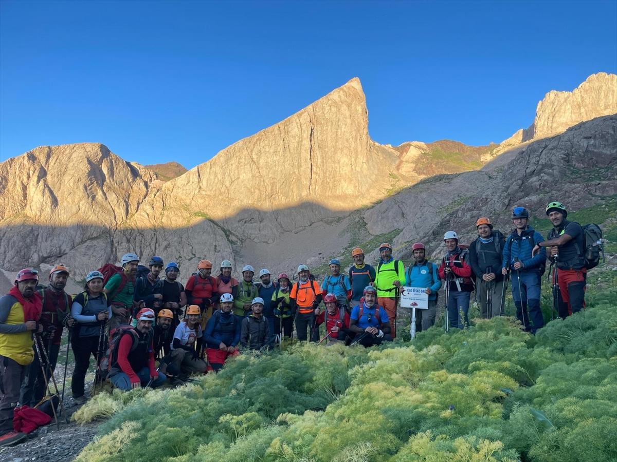Dağcılar Hakkari'de zirveye çıktı