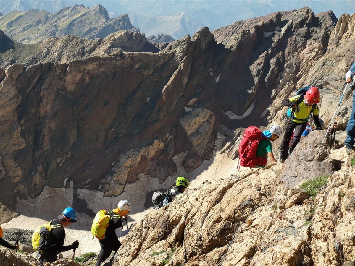 Dağcılar Hakkari'de zirveye çıktı