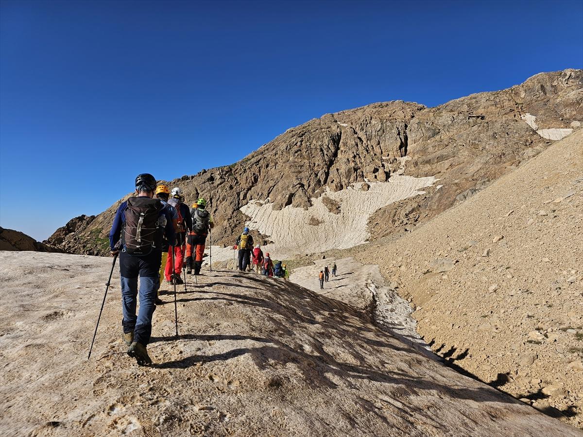 Dağcılar Hakkari'de zirveye çıktı