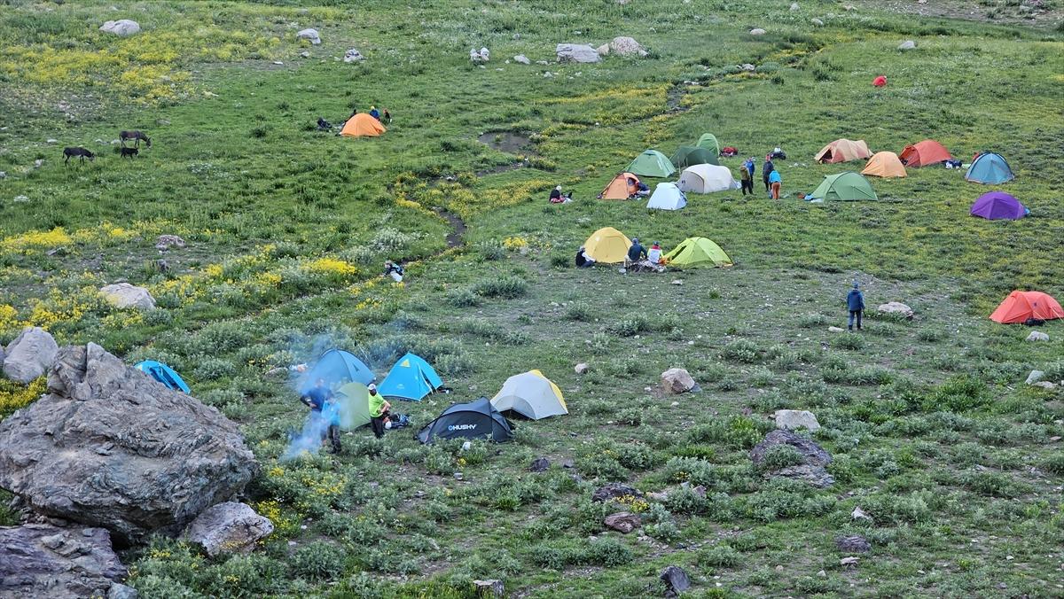 Dağcılar Hakkari'de zirveye çıktı