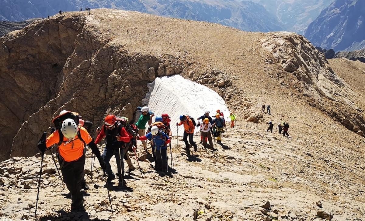 Dağcılar Hakkari'de zirveye çıktı