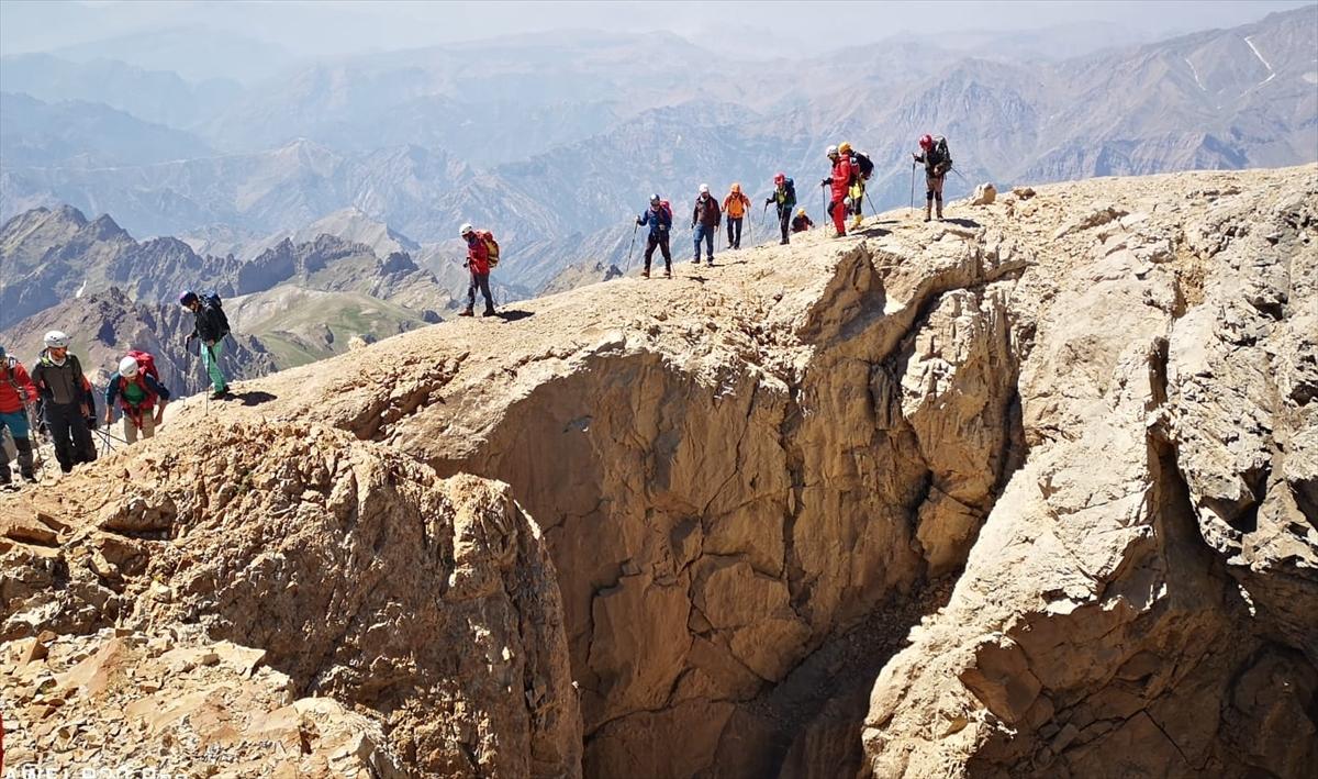 Dağcılar Hakkari'de zirveye çıktı