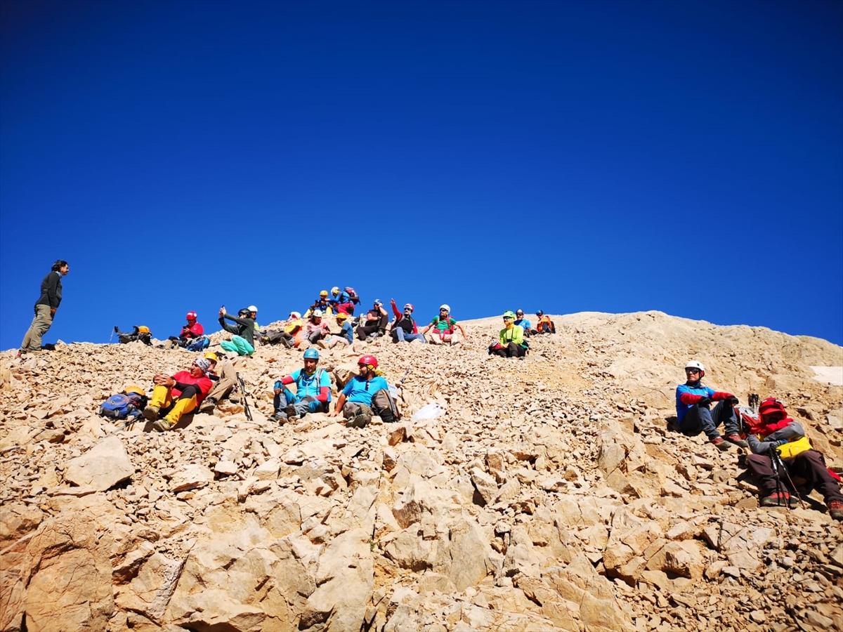 Dağcılar Hakkari'de zirveye çıktı