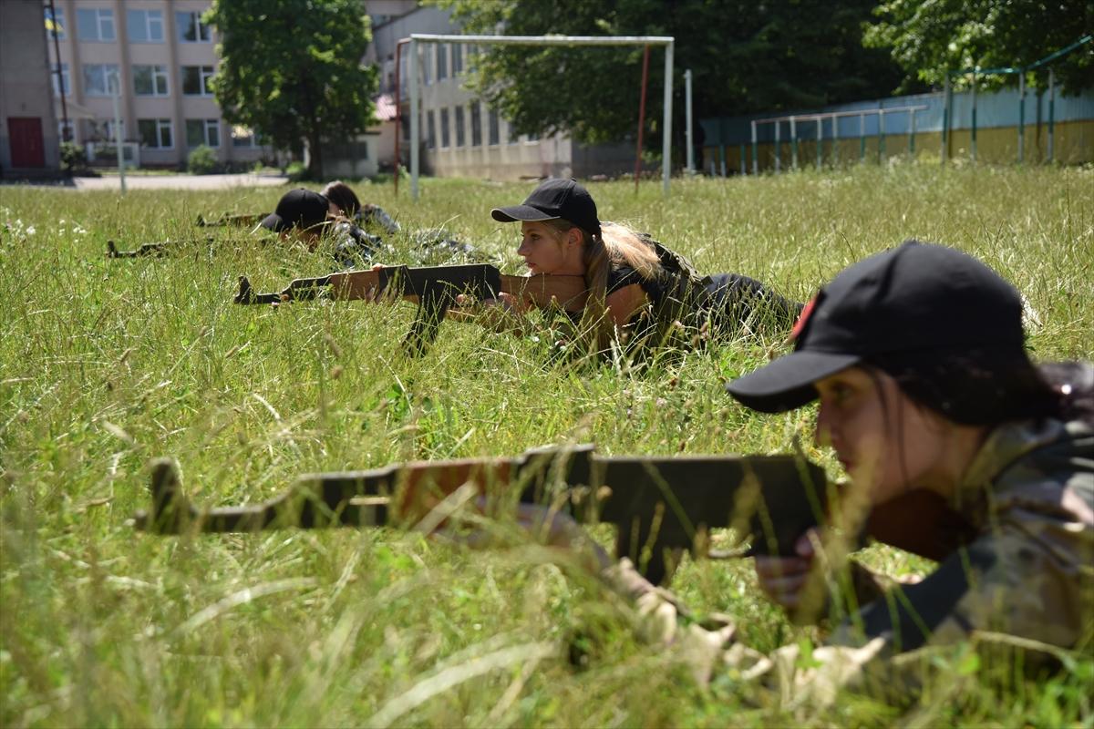 Ukrayna'da gençlere bir günlük askeri eğitim