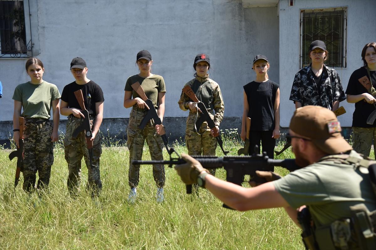 Ukrayna'da gençlere bir günlük askeri eğitim