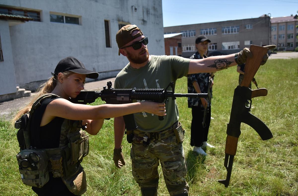 Ukrayna'da gençlere bir günlük askeri eğitim