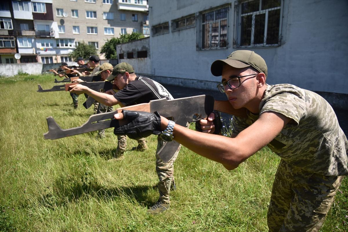 Ukrayna'da gençlere bir günlük askeri eğitim