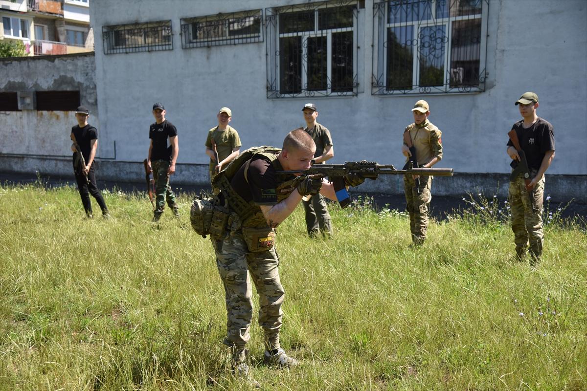 Ukrayna'da gençlere bir günlük askeri eğitim