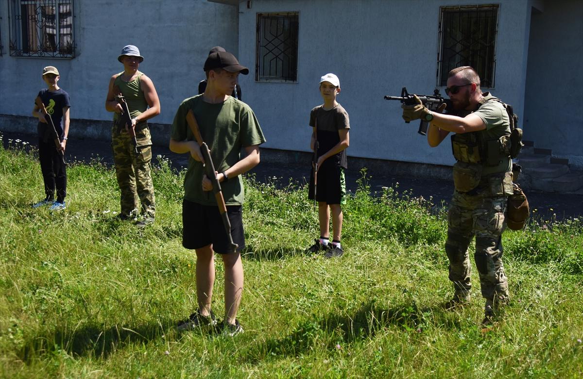 Ukrayna'da gençlere bir günlük askeri eğitim