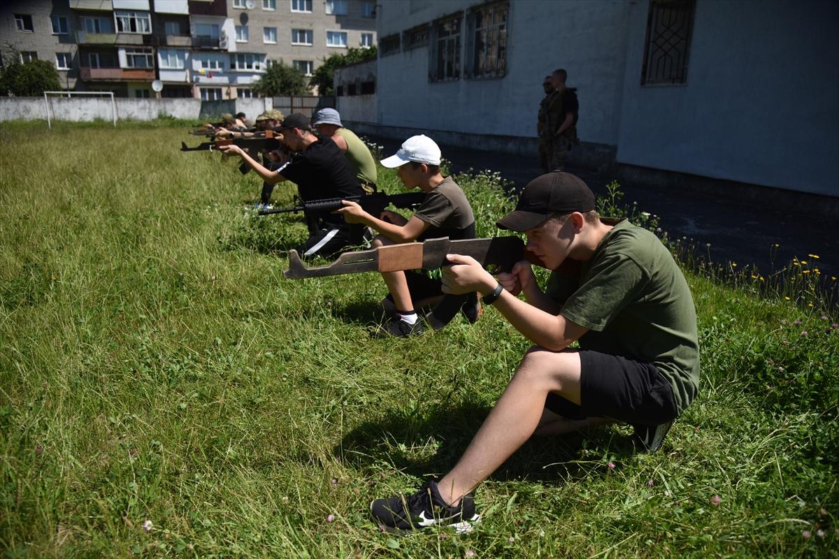 Ukrayna'da gençlere bir günlük askeri eğitim