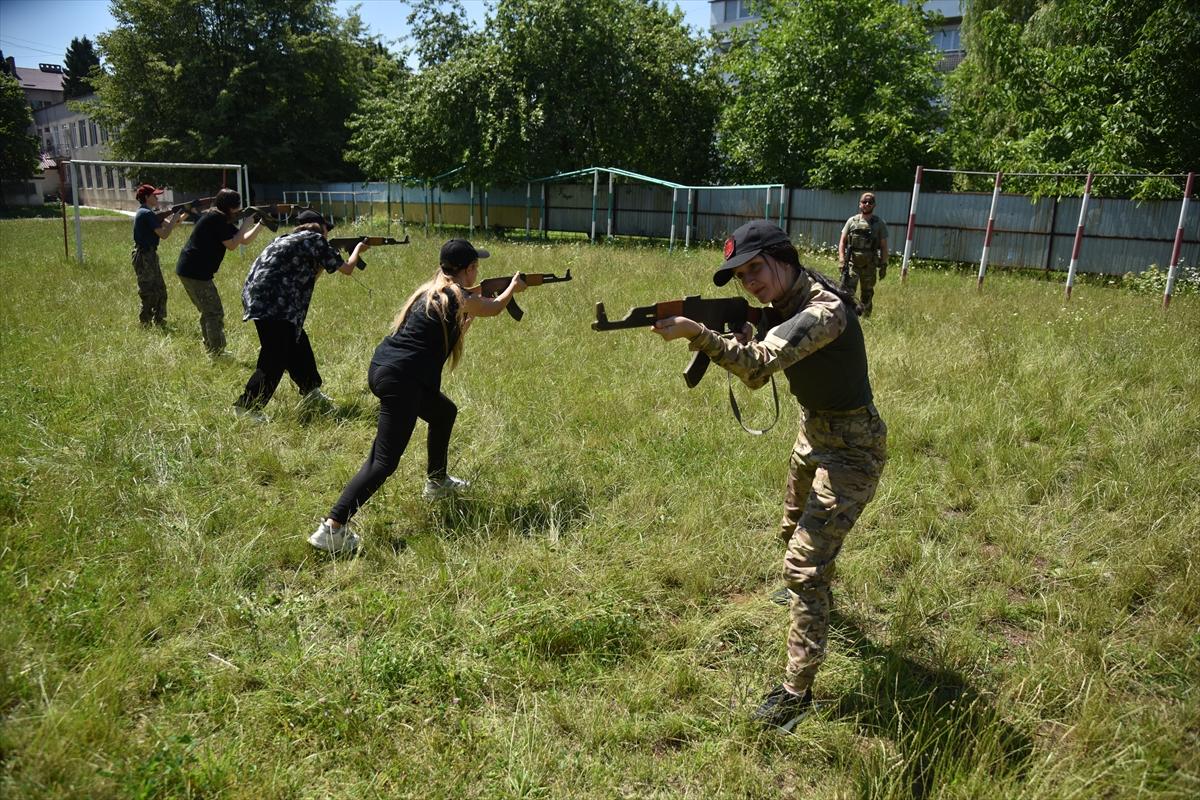Ukrayna'da gençlere bir günlük askeri eğitim