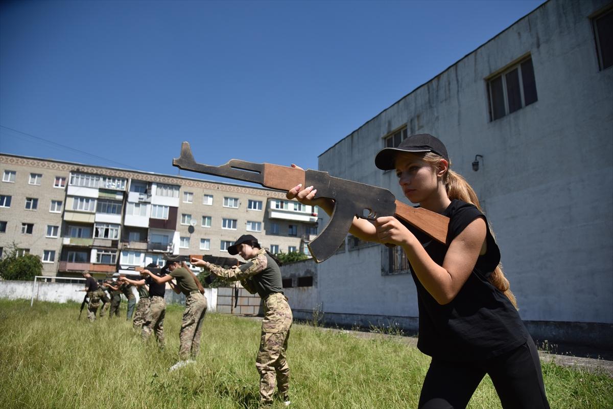 Ukrayna'da gençlere bir günlük askeri eğitim