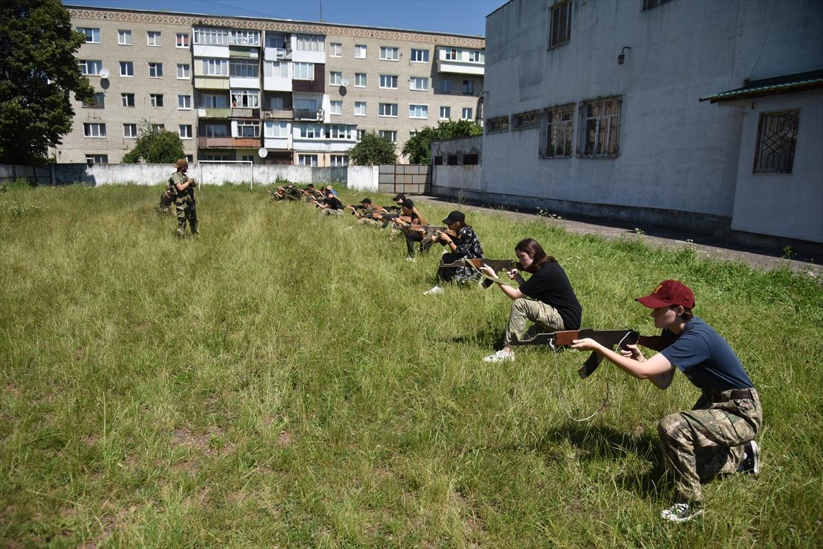 Ukrayna'da gençlere bir günlük askeri eğitim