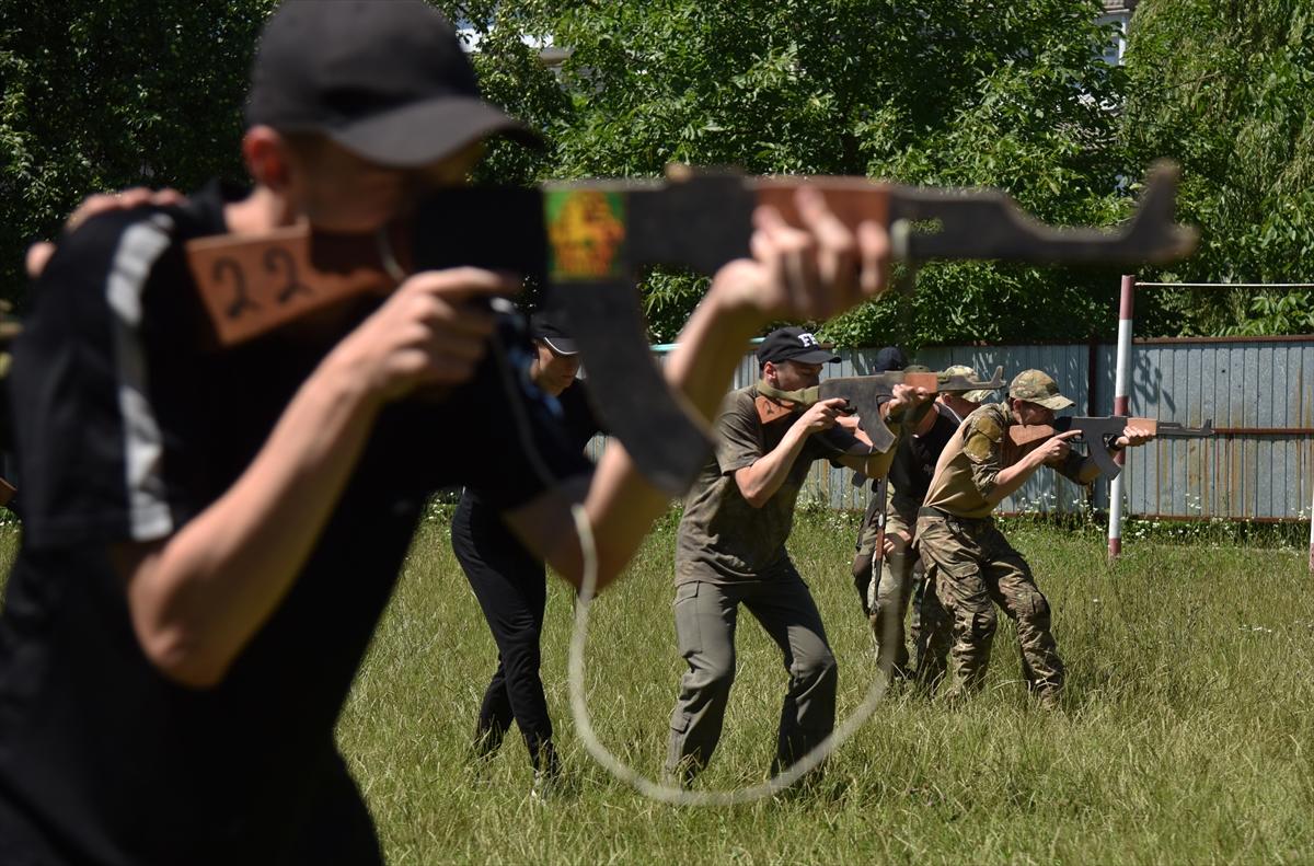 Ukrayna'da gençlere bir günlük askeri eğitim