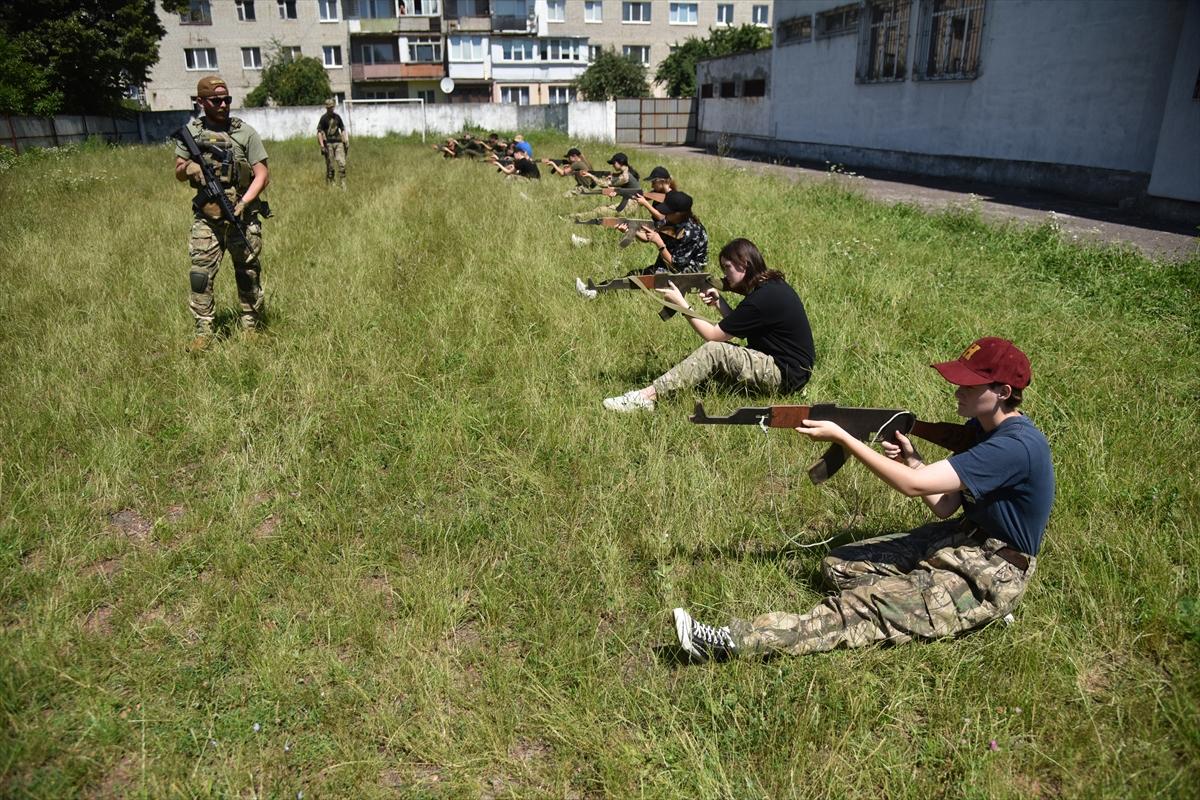 Ukrayna'da gençlere bir günlük askeri eğitim