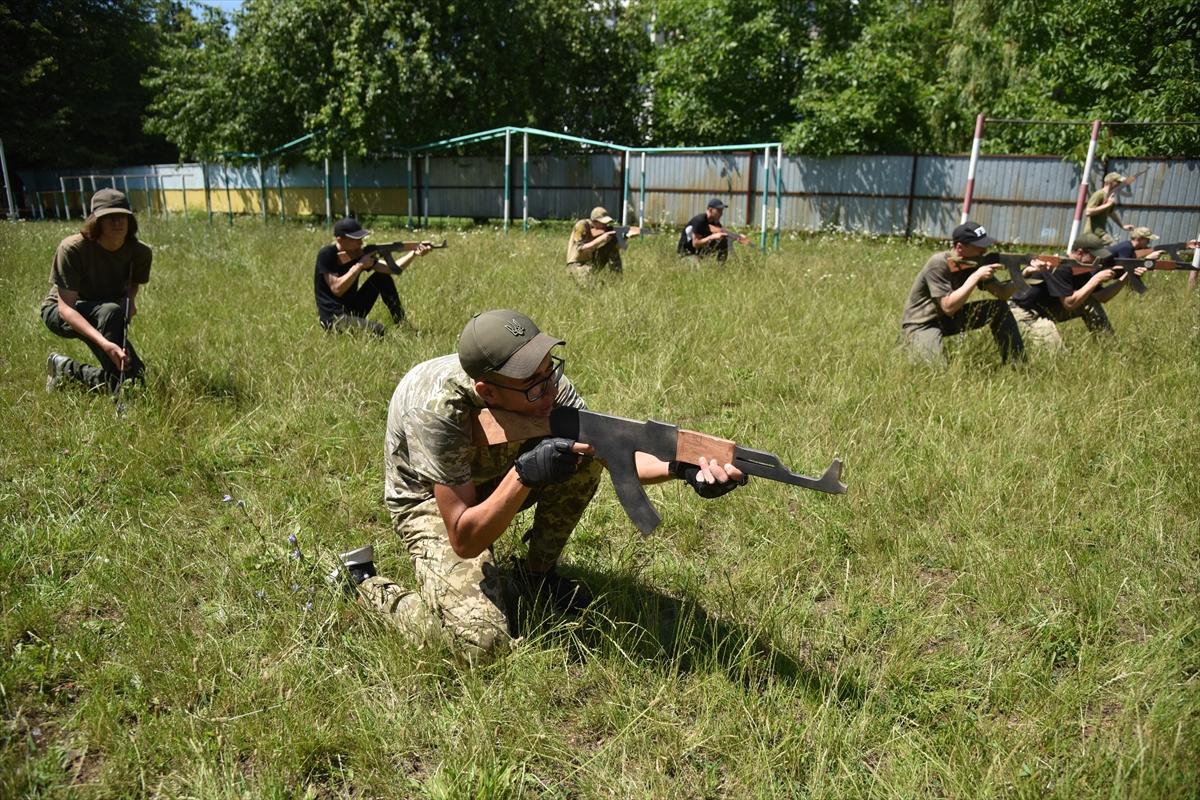 Ukrayna'da gençlere bir günlük askeri eğitim