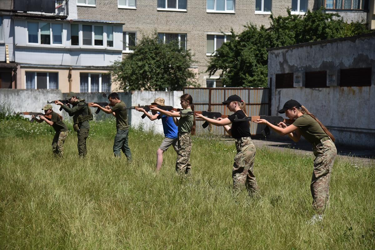 Ukrayna'da gençlere bir günlük askeri eğitim
