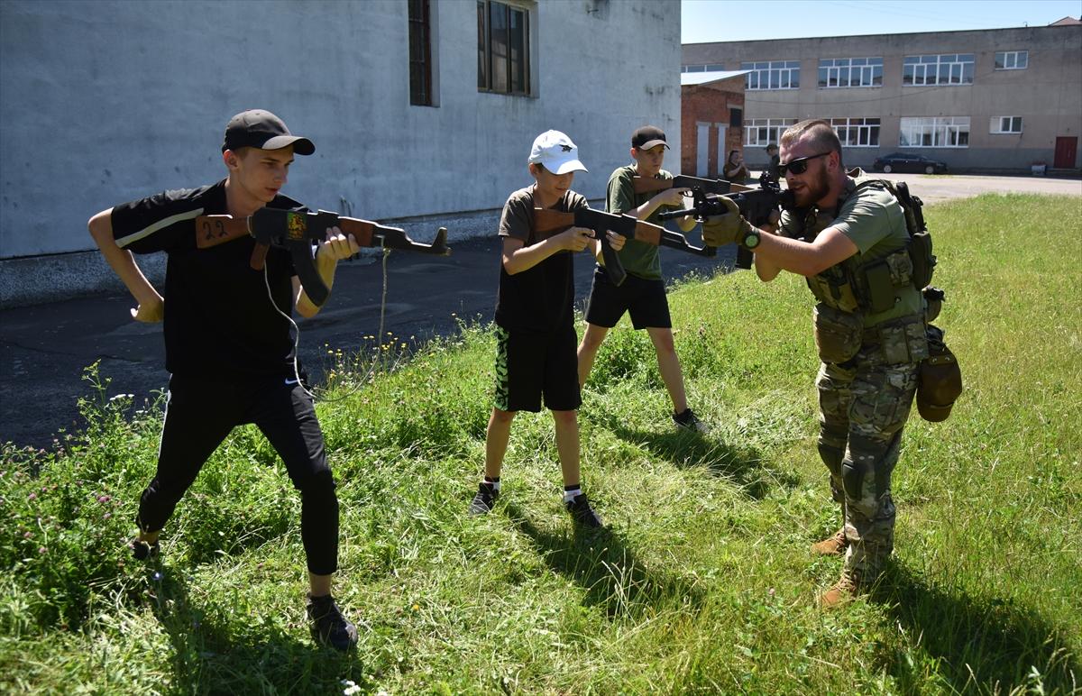 Ukrayna'da gençlere bir günlük askeri eğitim