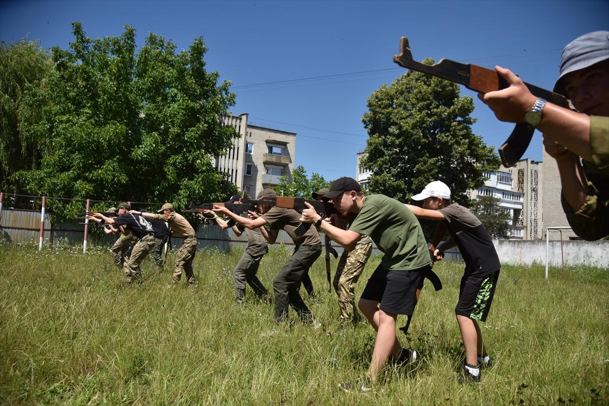 Ukrayna'da gençlere bir günlük askeri eğitim