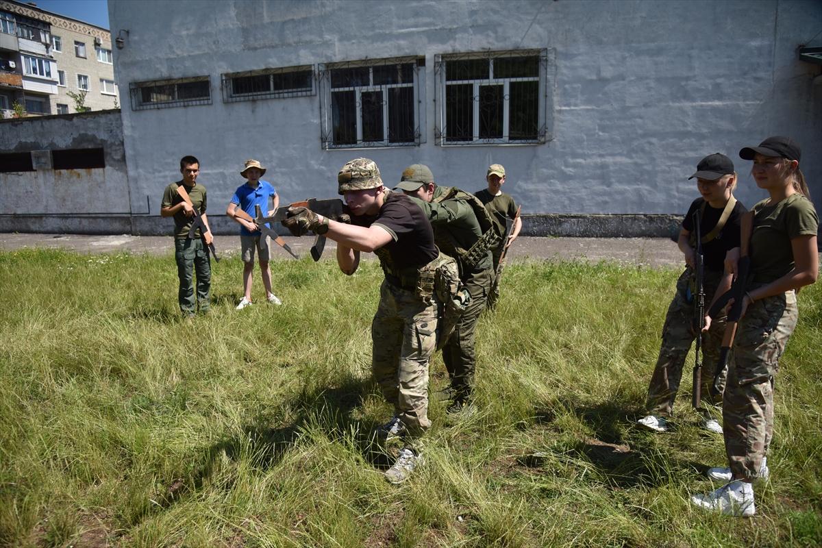 Ukrayna'da gençlere bir günlük askeri eğitim